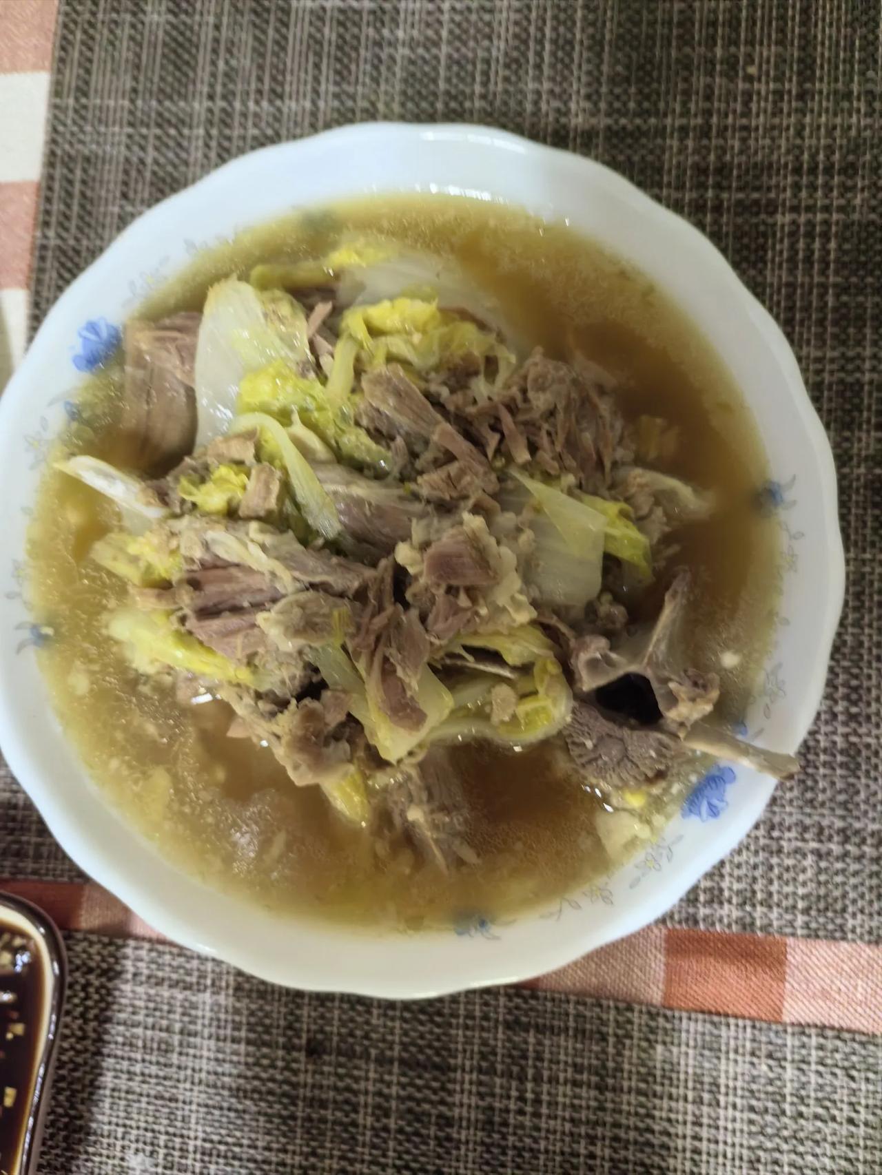 今日两人份晚餐:
1白菜🥬炖羊肉
2自制酱豆
3辣炒河虾
4清蒸河蟹
生活很美