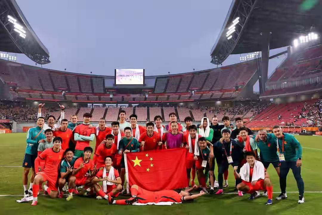 中国男足对阵韩国，谁的压力更大？

韩国输了要服兵役，我们人多，兵役你都挤不进去