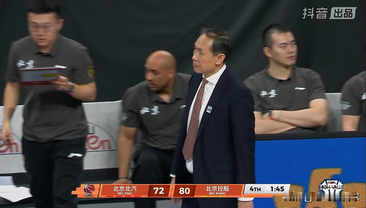 北京北汽主帅许利民又发怒了！在今天北京北汽主场迎战北京控股的比赛中，当时比赛进行