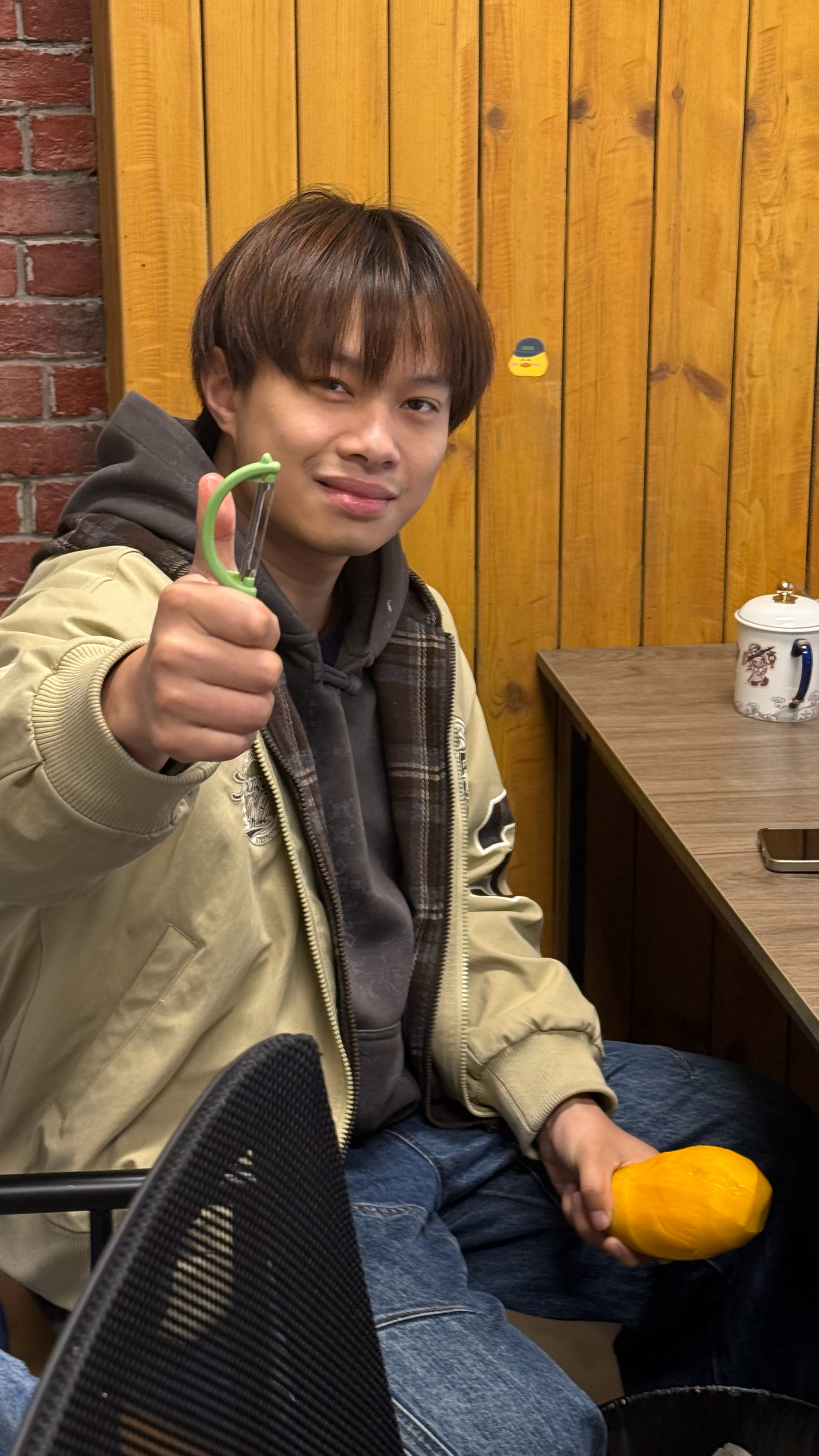 今天给兄弟们安排了家的海南大芒果吃完想只想说句：一个顶饱