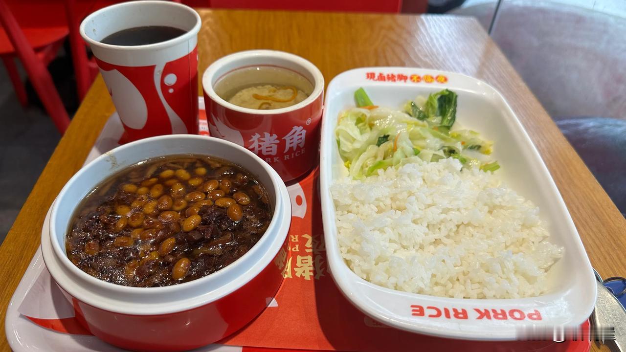 中午吃饭又很晚，并且还吃得无滋无味，因为一直跟人聊天，要兼顾盯盘。所以吃了什么都