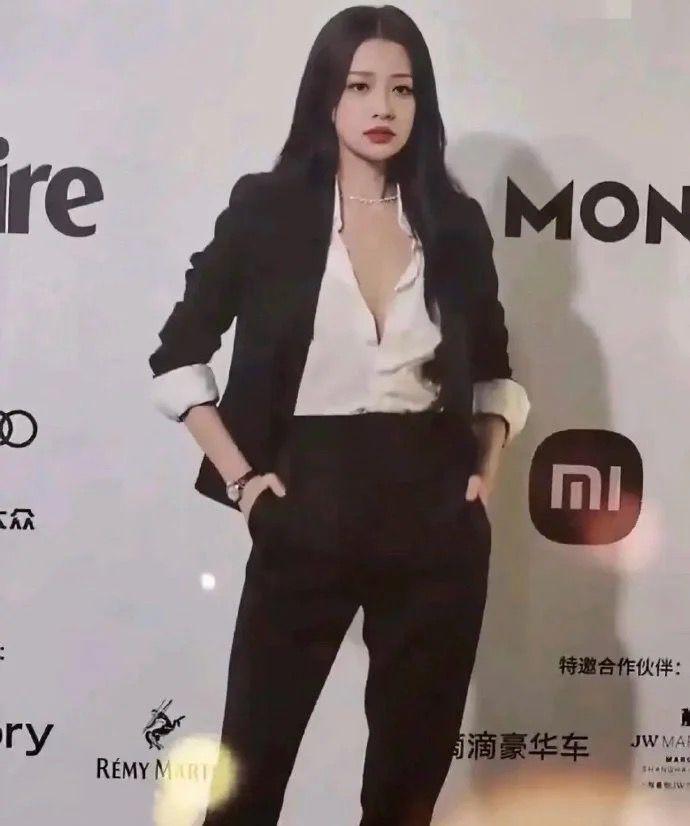 有网友评论孙怡：“不捂像个爷们，捂了更像个爷们”。

女明星孙怡参加某个活动，在