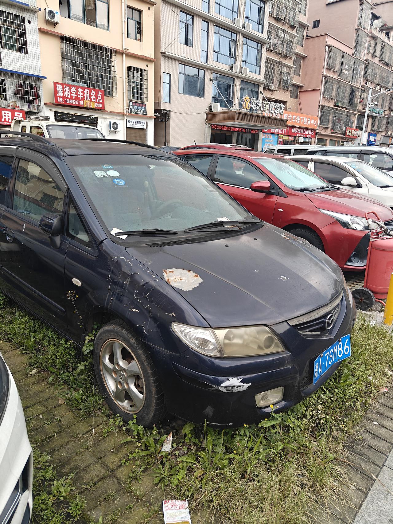 你身边有没有见过这样的车？车上积的灰厚得能当坐垫，大灯黄得像块旧塑料，车身上都长