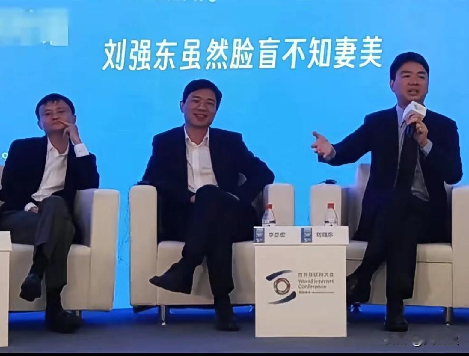 有人说，
章泽天就是，
一道美丽风景线，
章泽天人美心善，
又聪慧又能干！
只能