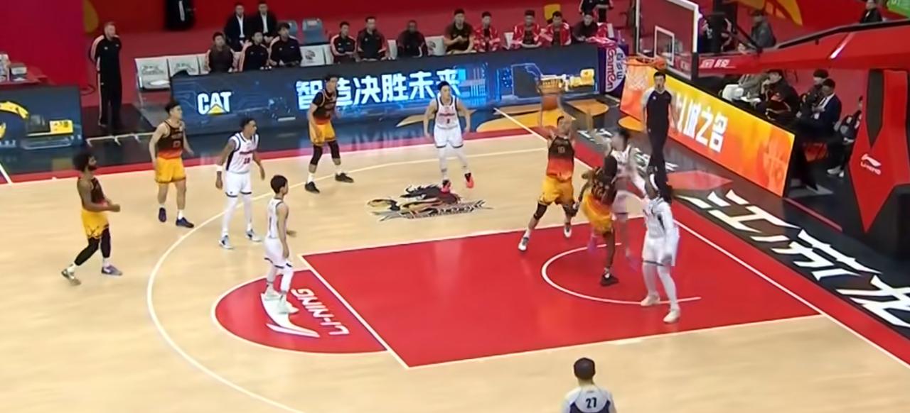 CBA这比赛真是越来越刺激了！江苏男篮和广东男篮这场对决，那叫一个惊心动魄。比赛