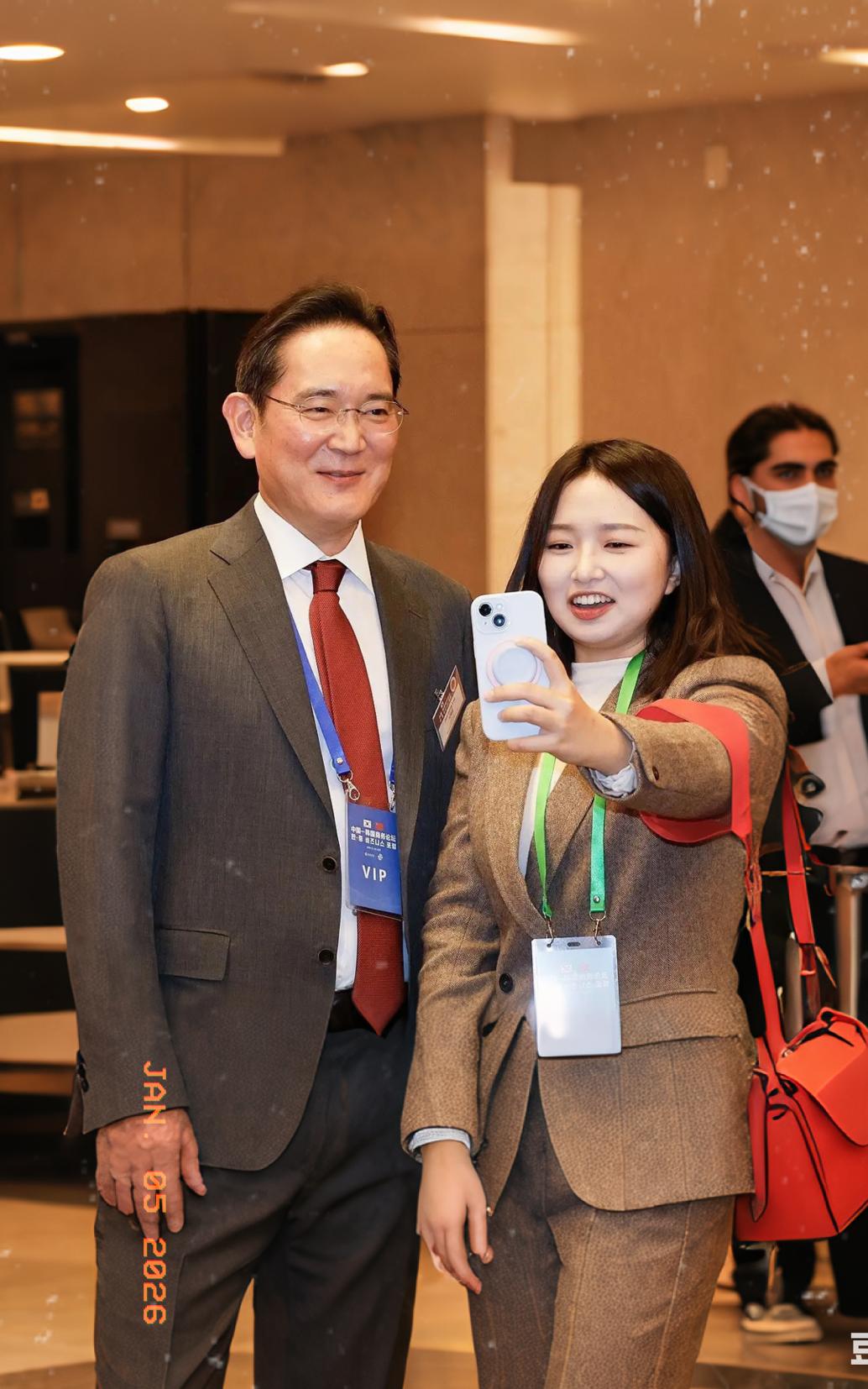 就在刚刚

1月5日，在北京

李在明带队搞韩中商业论坛，结果大家的眼神全往李在