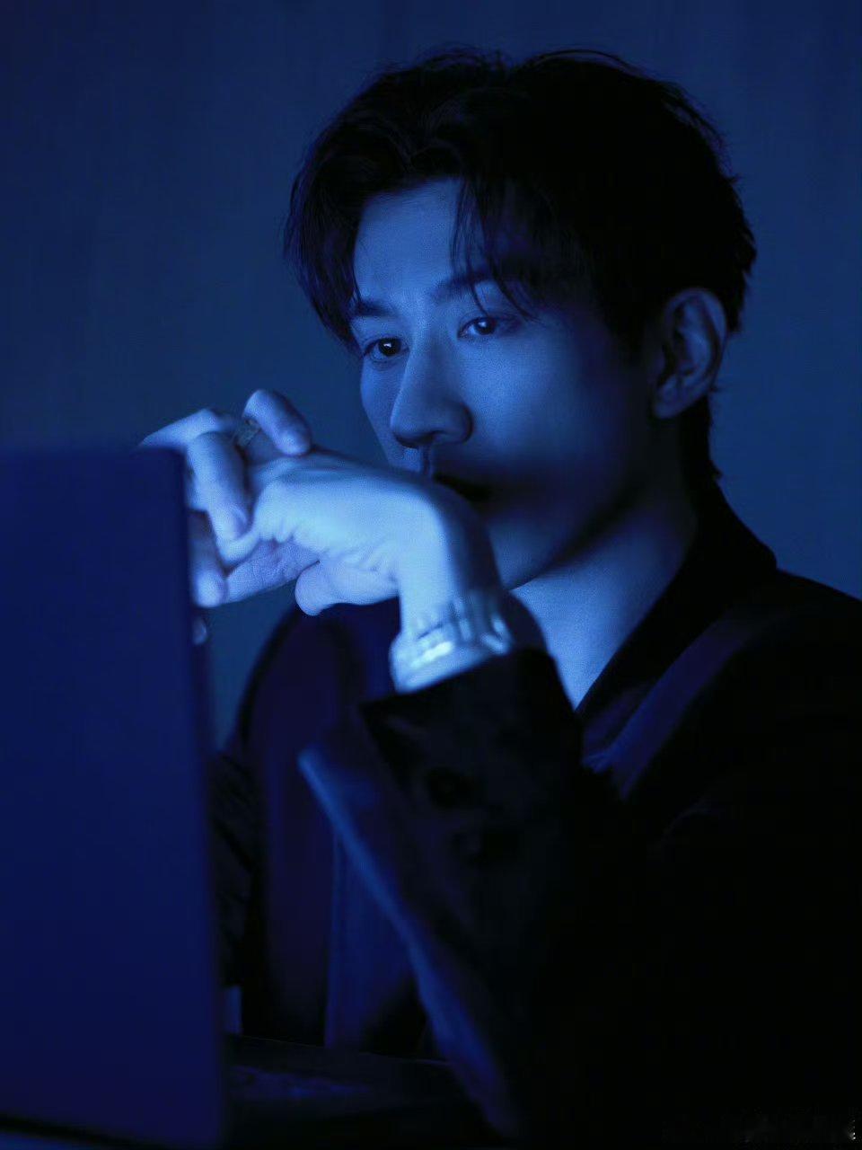 李治廷暗夜特工身份藏不住了 谁能拒绝暗夜特工风的李治廷！黑西装勾勒利落线条，湿发