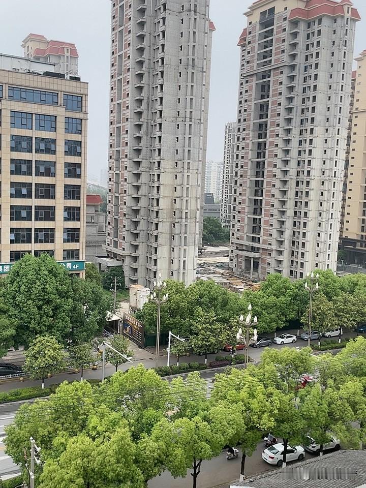 实拍的照片，这会看着还是阴天，早晨的气温只有15度左右。