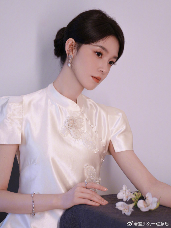 陈瑶素色旗袍拍出东方诗意陈瑶一袭素色旗袍演绎中式清冷温柔，顺滑绸缎自带温润光泽，