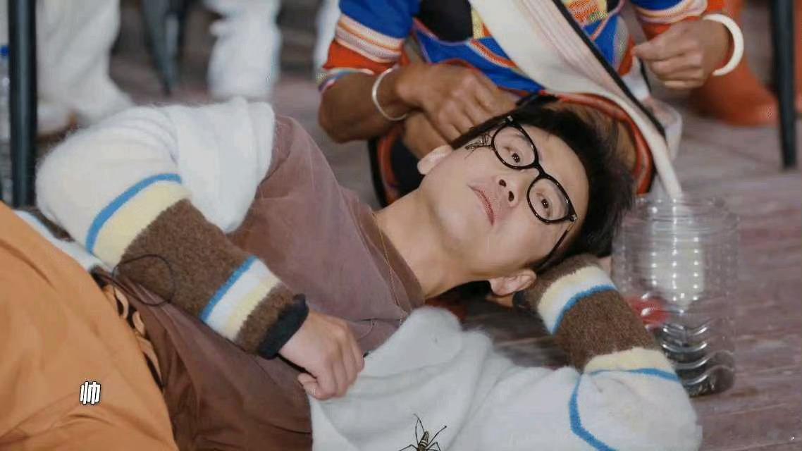 邓超脸上长蜘蛛了邓超cos蜘蛛侠别人cos都靠装备，邓超直接靠胆子，蜘蛛贴脸也不