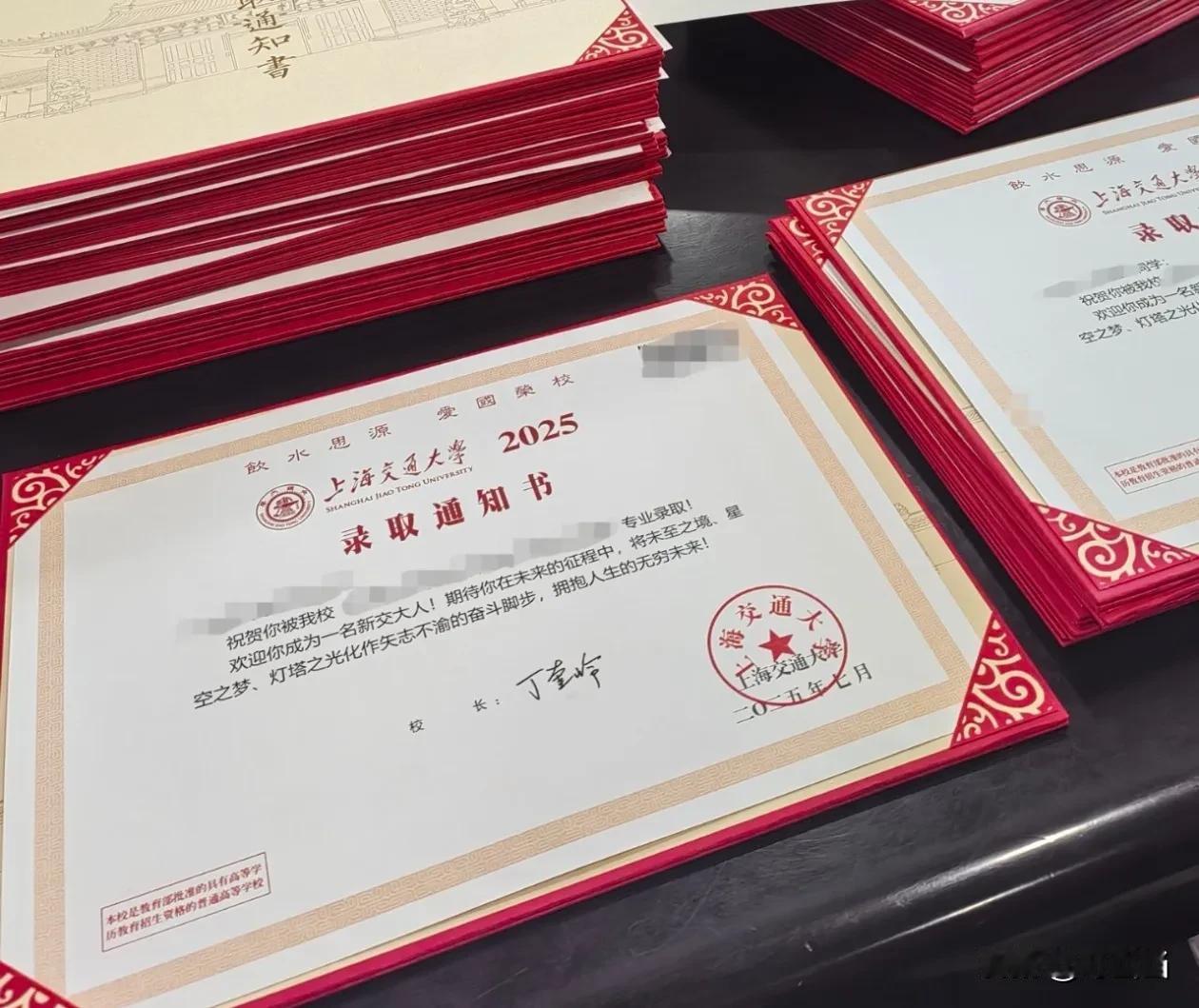 现在亲戚们之间的关系，是越来越淡薄了。昨天，我小姨退出了家族群。


舅舅家的女