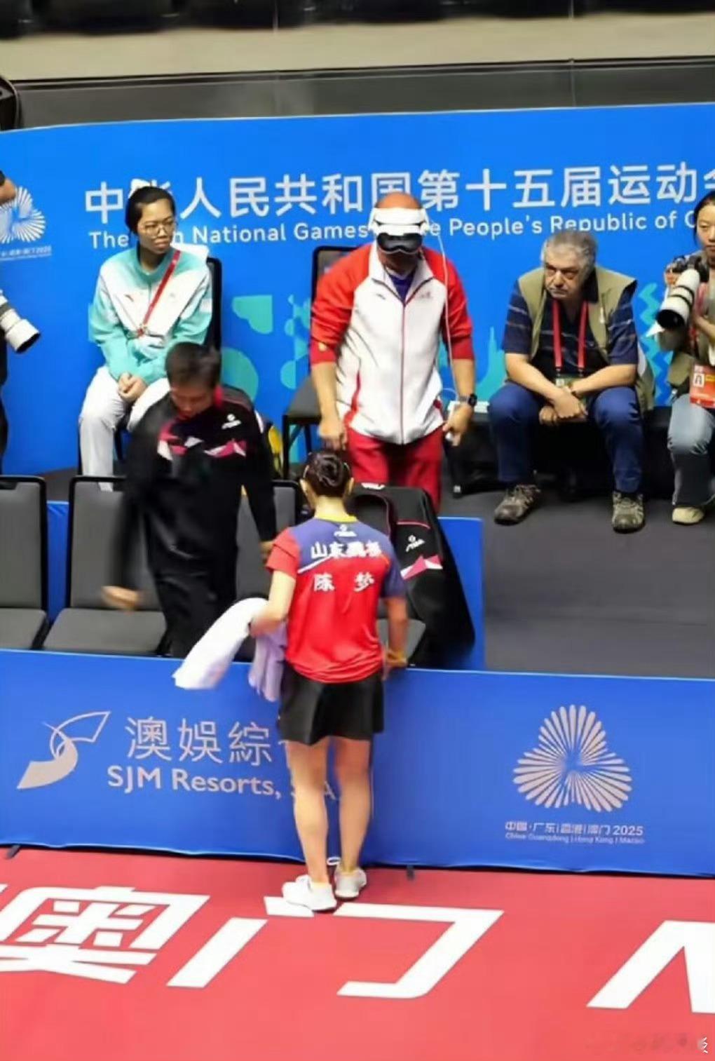 戴的是VR眼镜吧，应该是陈梦比赛结束后才戴上的吧