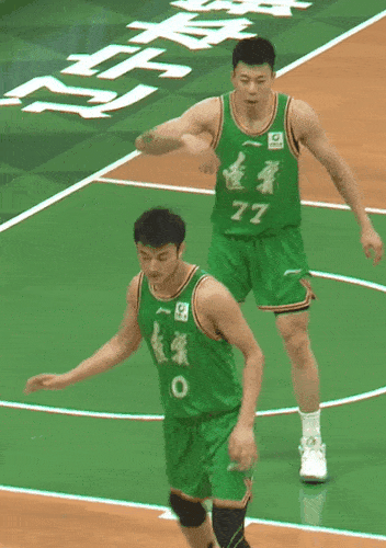 别来给我讲主动发力了。第一，张镇麟就是跑着去回防。第二，如果这时候张镇麟给一肘，