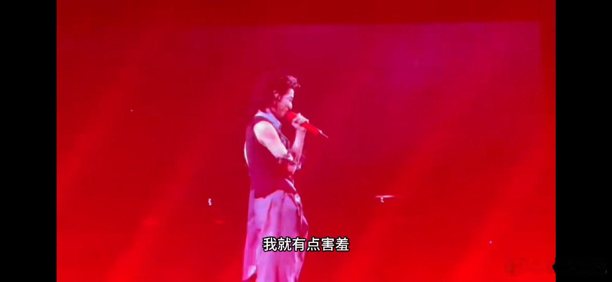 华晨宇 我第一次秀肌肉有点笨拙华晨宇：我练肌肉是认真的，耍帅是菜鸟的！镜头里手臂
