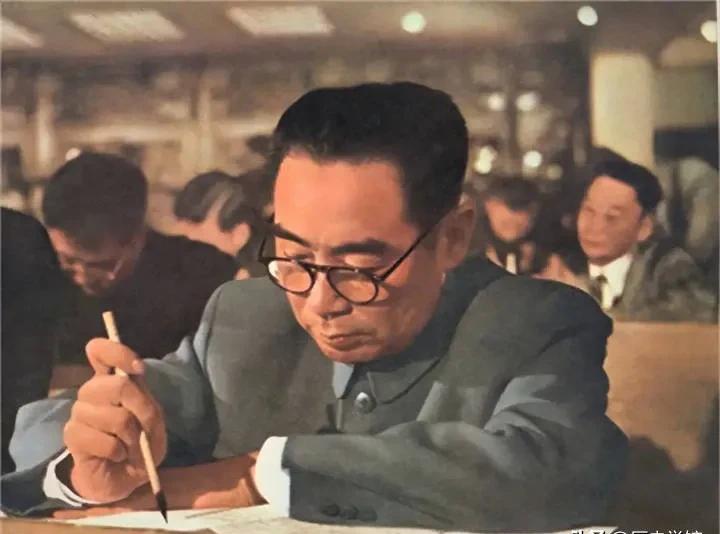 这张照片里的周总理，真的很认真在写字啊。

这张照片上的周总理，写字时可真是一丝