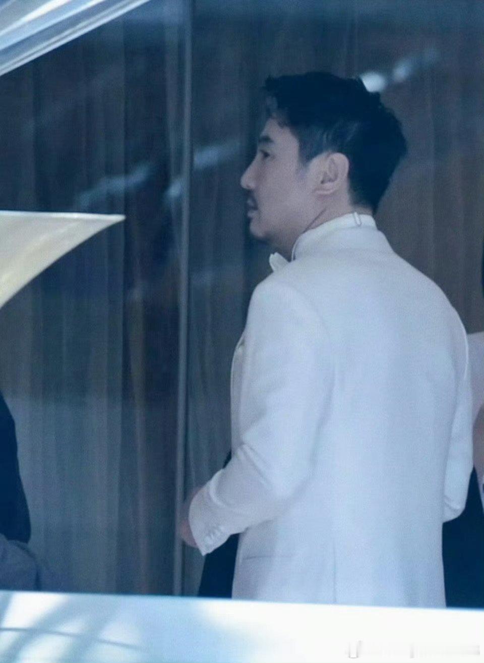 #何洁老公撞脸沈腾##还以为看到了沈腾#何洁老公撞脸沈腾？这相似度，我都懵圈了 