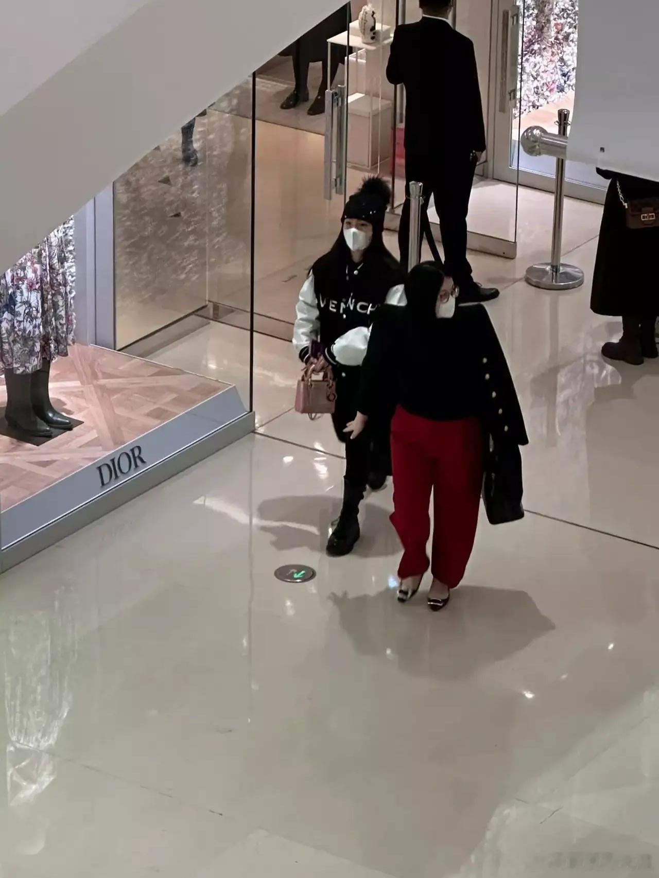 为什么李湘每次被偶遇都披着大衣，是穿不进去吗？ 