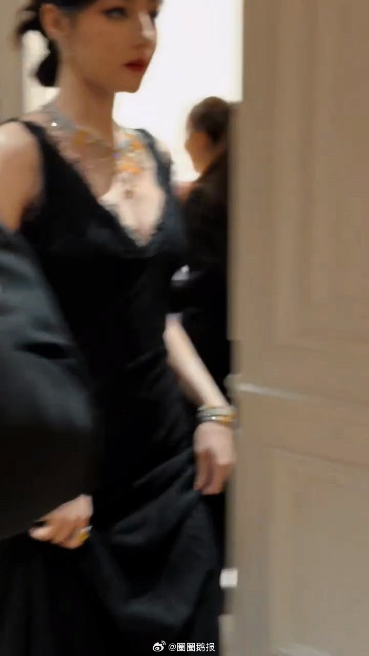 迪丽热巴走路劲劲的摇曳生姿具象化，走路粉爽了 