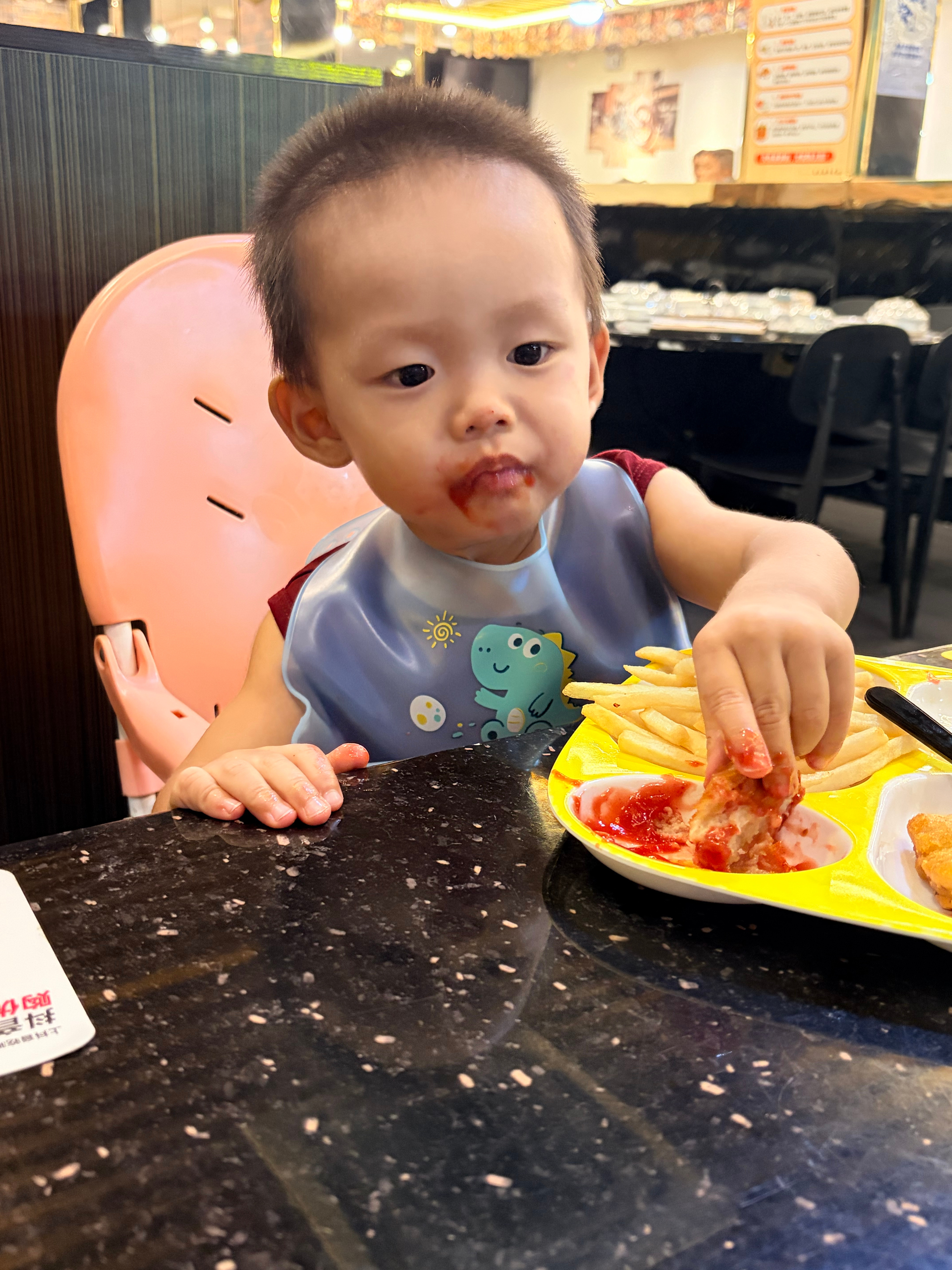 晚上宝爸下班来接我们去看房子，到了问中介我们需要的房型都没有了，白去了一趟。天热