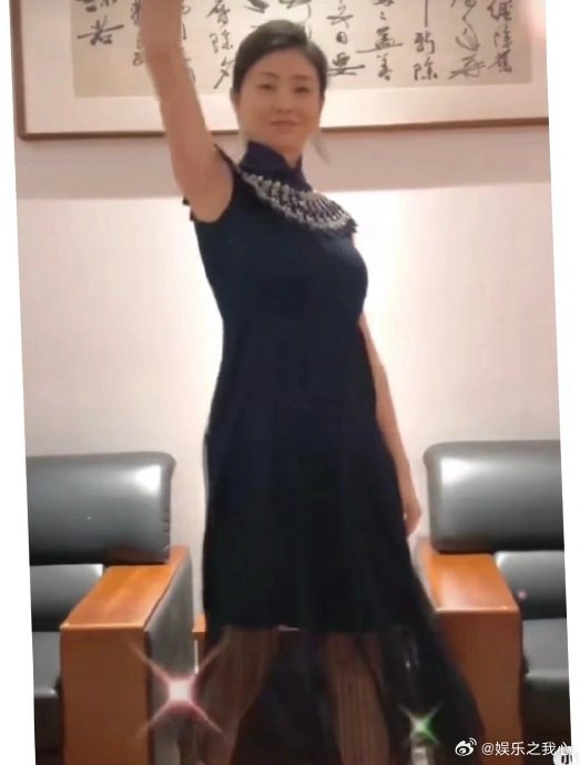 眉姐姐来卖丑衣服了家人们，最近娱乐圈又有个事儿引发了大家的热议，那就是 “眉姐姐