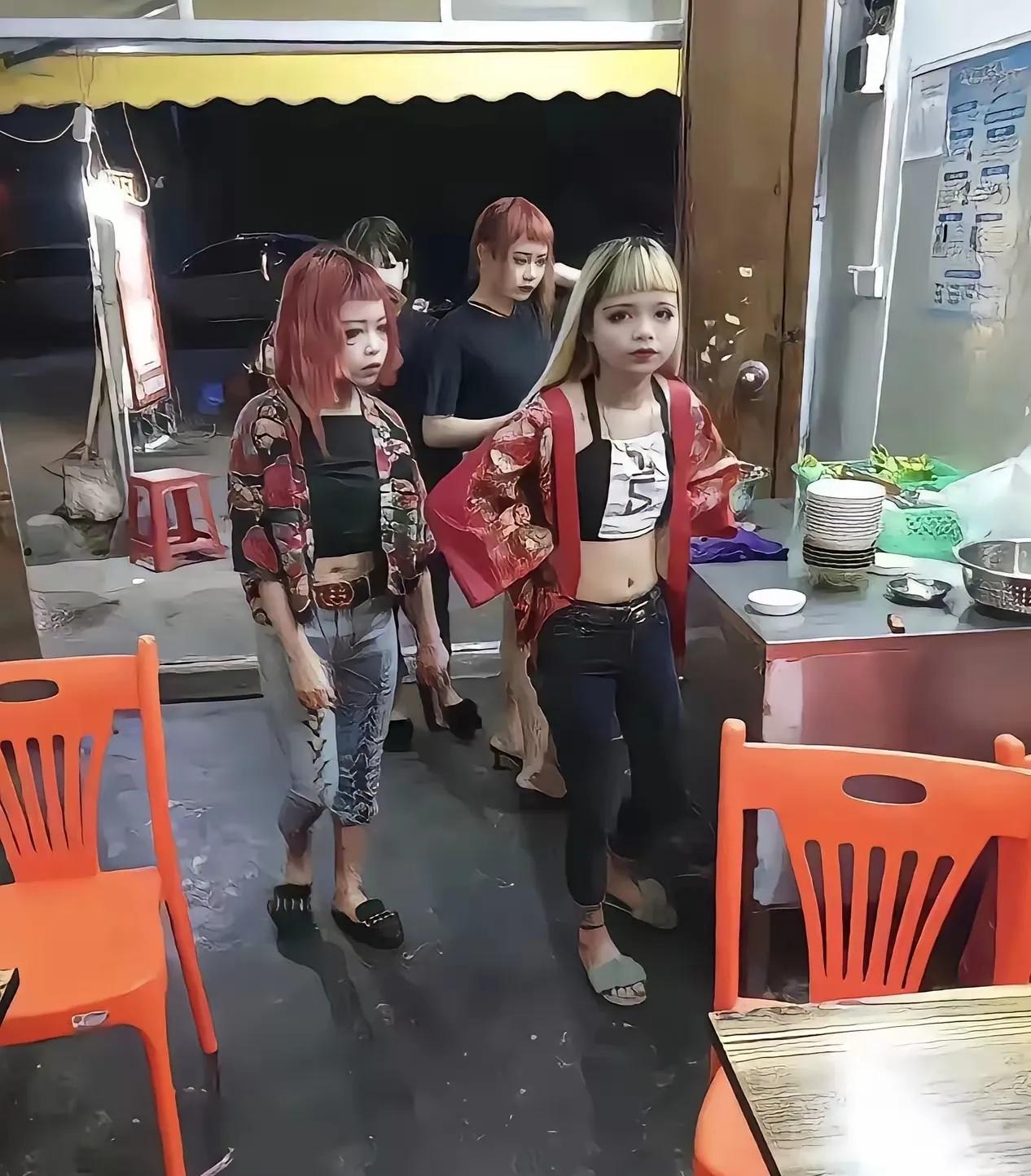 怎么那么像小日子？
这几个小女孩，一看年龄都不大，应该是穿校服的年纪，可是她们的