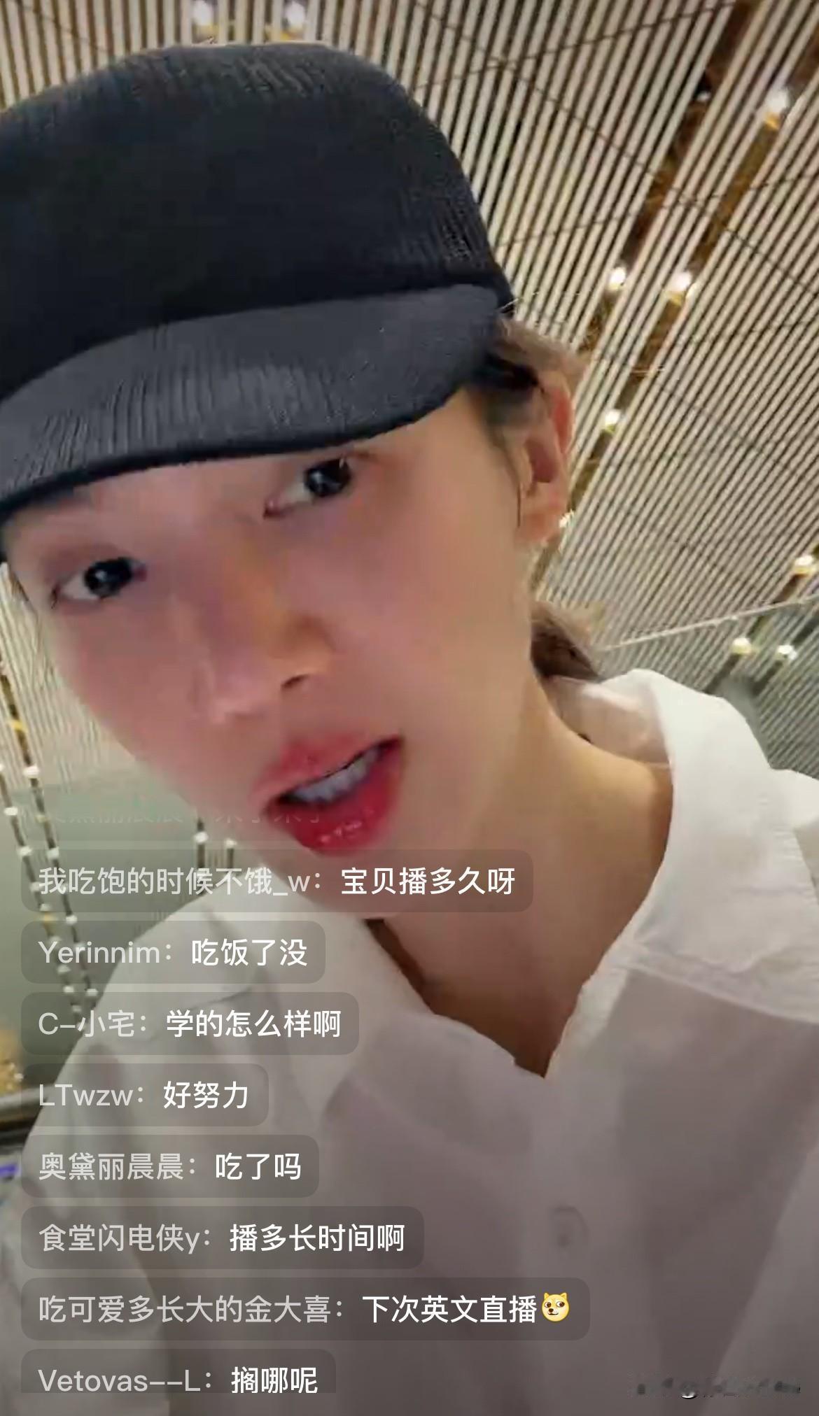 8月25日，金晨否认退圈，回国参加活动，机场直播做作业，强调留学只为充电！
此前