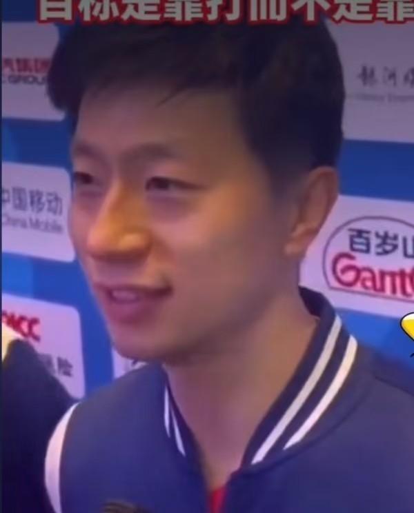 北京队夺冠龙队接受采访，记者问他你带着黄友政打双打，赢下了关键的一分。他立刻纠正