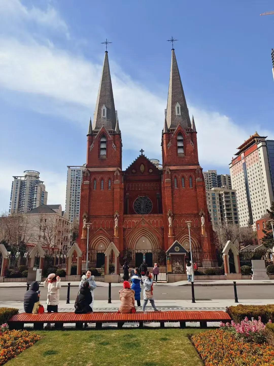 拍一张你的城市美景‌徐家汇天主堂‌是上海市徐汇区的一座哥特式天主教堂，始建于19