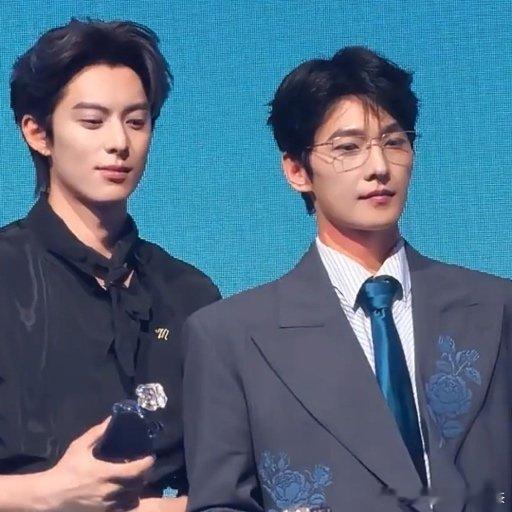杨洋王鹤棣同框照杨洋王鹤棣活动拥抱来看 