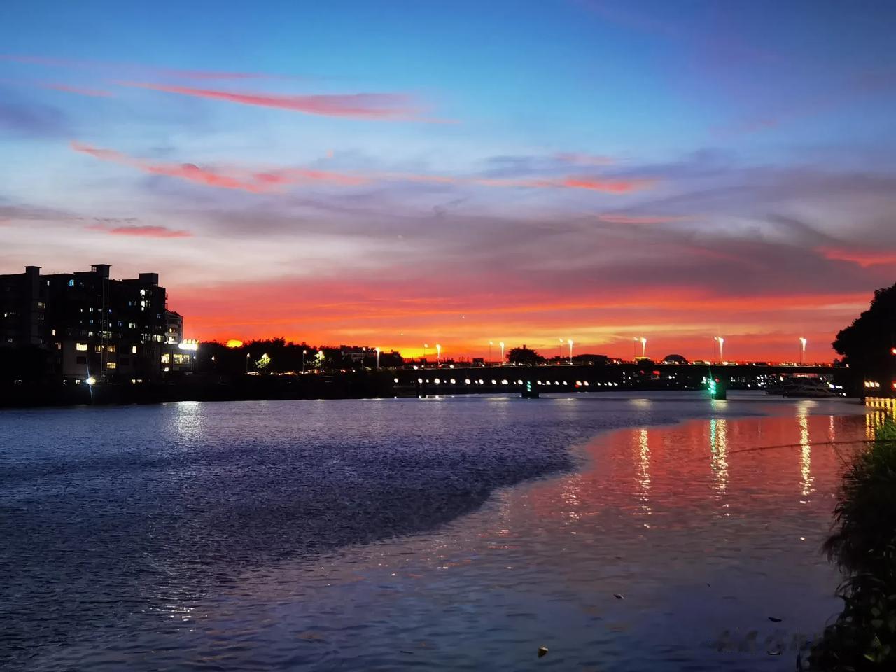 能否分享一下你拍摄的天空落日黄昏，彩霞飞满天！[比心]