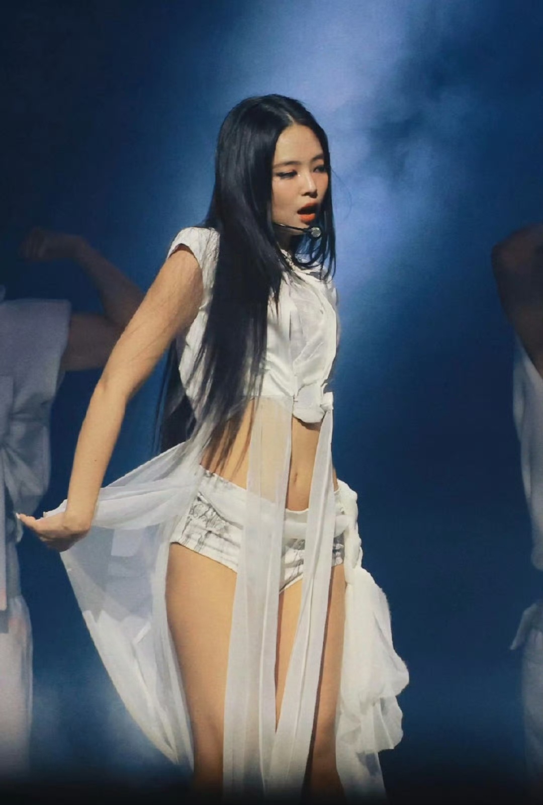 下次别让JENNIE做这些JENNIE颁奖礼谢幕全程找熟人，一脸局促慢慢挪步，i