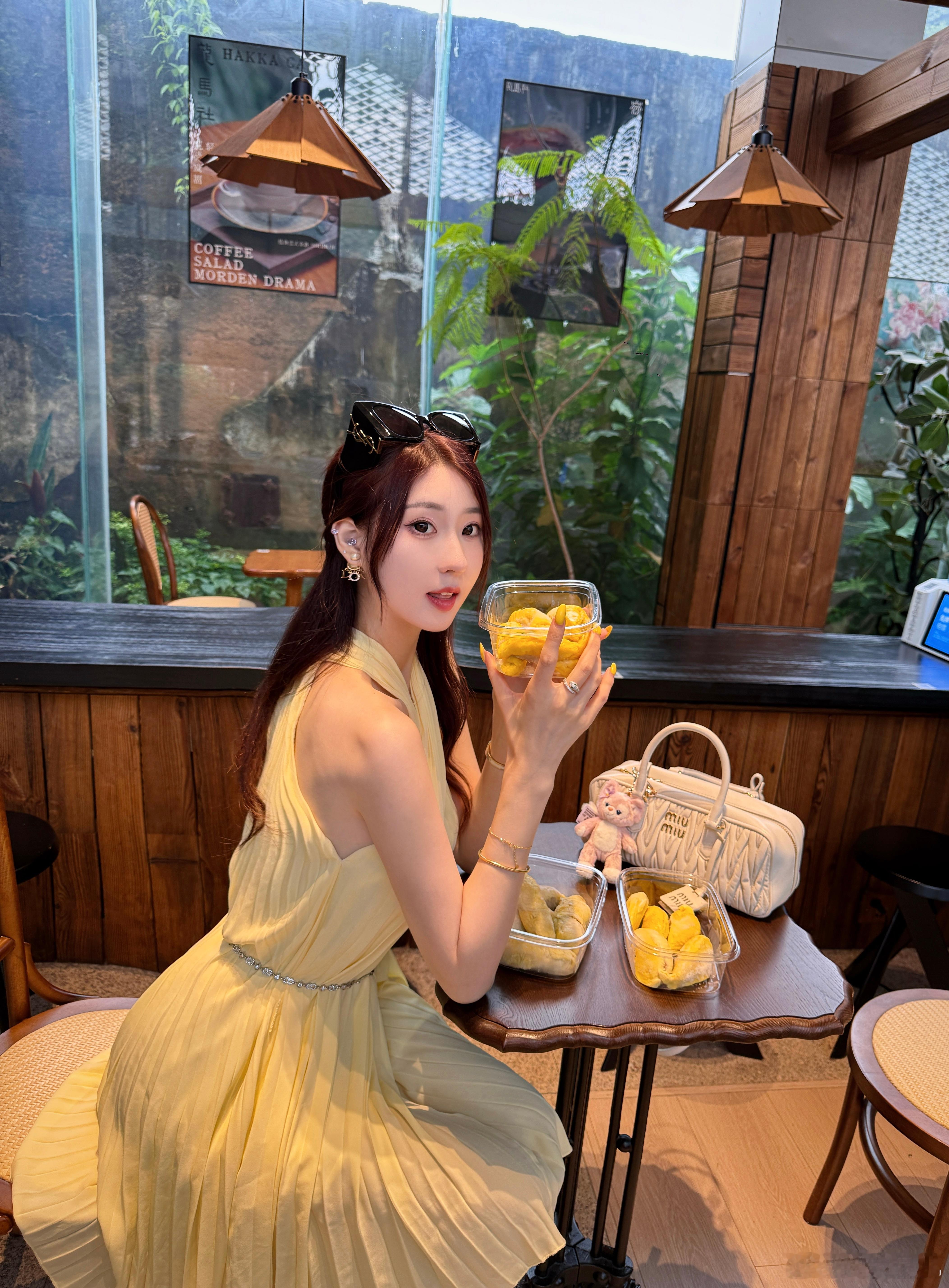 我为什么会反复爱上黄色💛穿了黄色的👗做了黄色的💅最爱的水果也是黄色蛋黄的长