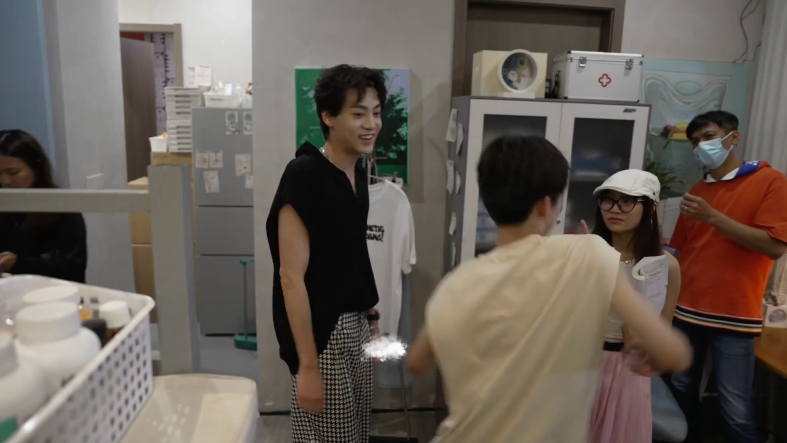 郑朋一听强😘，立马来了一套身上长虫子的丝滑扭动 ​​​