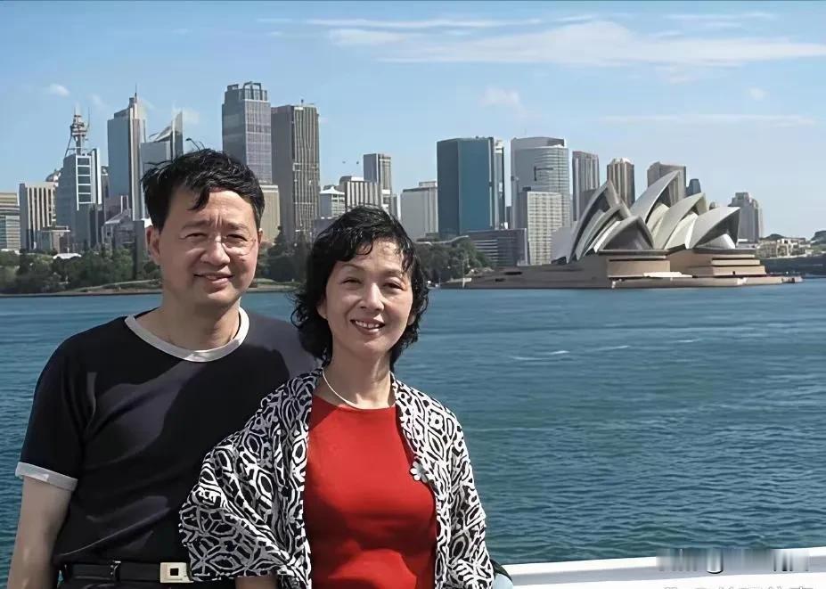龚雪和丈夫张迅在悉尼游船上合影，身后就是歌剧院，她笑得真踏实

一张老照片，龚雪