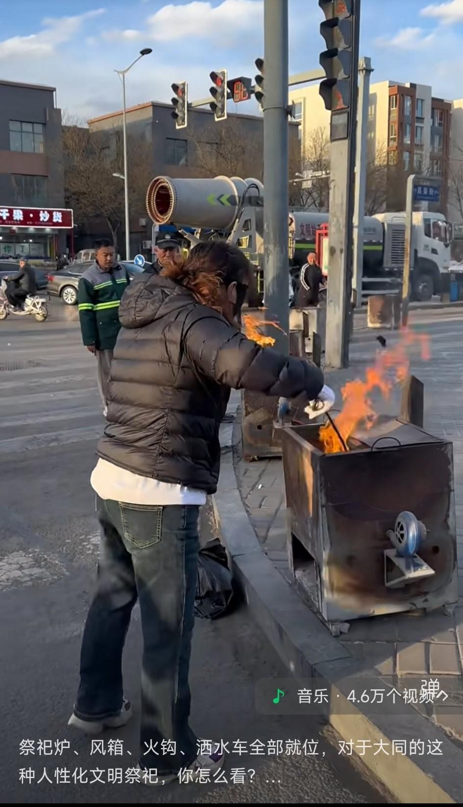 昨天是清明节，晚上准备去给母亲烧纸，看外面风很大，就拿了一个不锈钢盆。
到了路口
