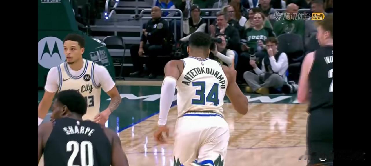 18分钟狂砍29分8个篮板！恐怖字母仅用两节多一点就把比分领先30分！下半场彻底