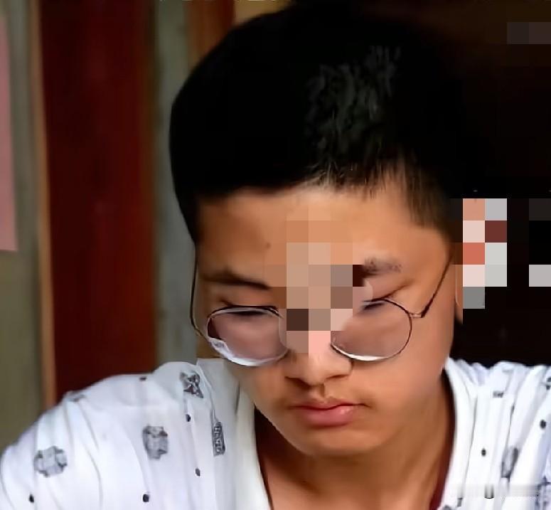 湖北一对视力障碍的农村夫妻，却培养出了一位清华学子。6年前的高考，来自湖北大冶的
