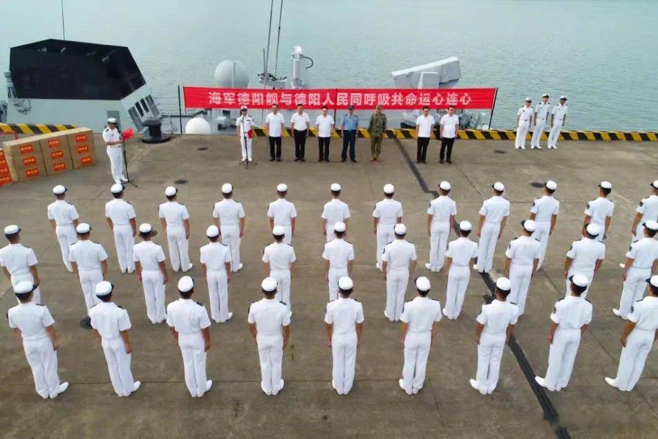 这张军宣图也是绝了，说好的056A“德阳舰”呢？为什么只看到了烟囱和海红旗-10