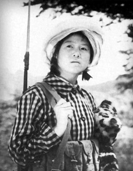 1975年，湖北，几名妇女在田里挖洋芋。一个19岁的女孩因内急，匆匆跑进了树林，