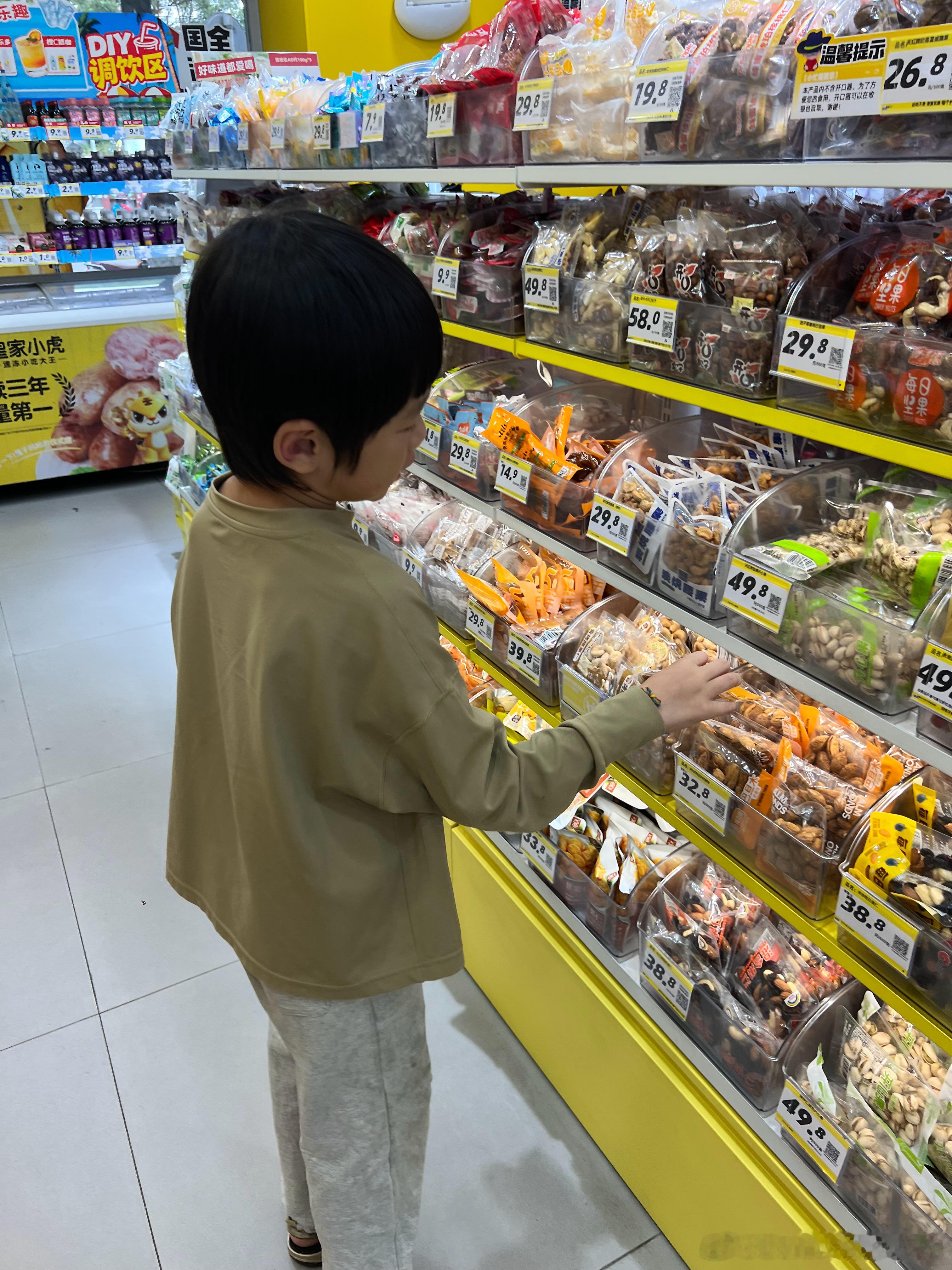 今天又来不及回家做饭，大理大学对面一条街街溜子一下吧……小皮吃土豆丝肉夹馍，特意