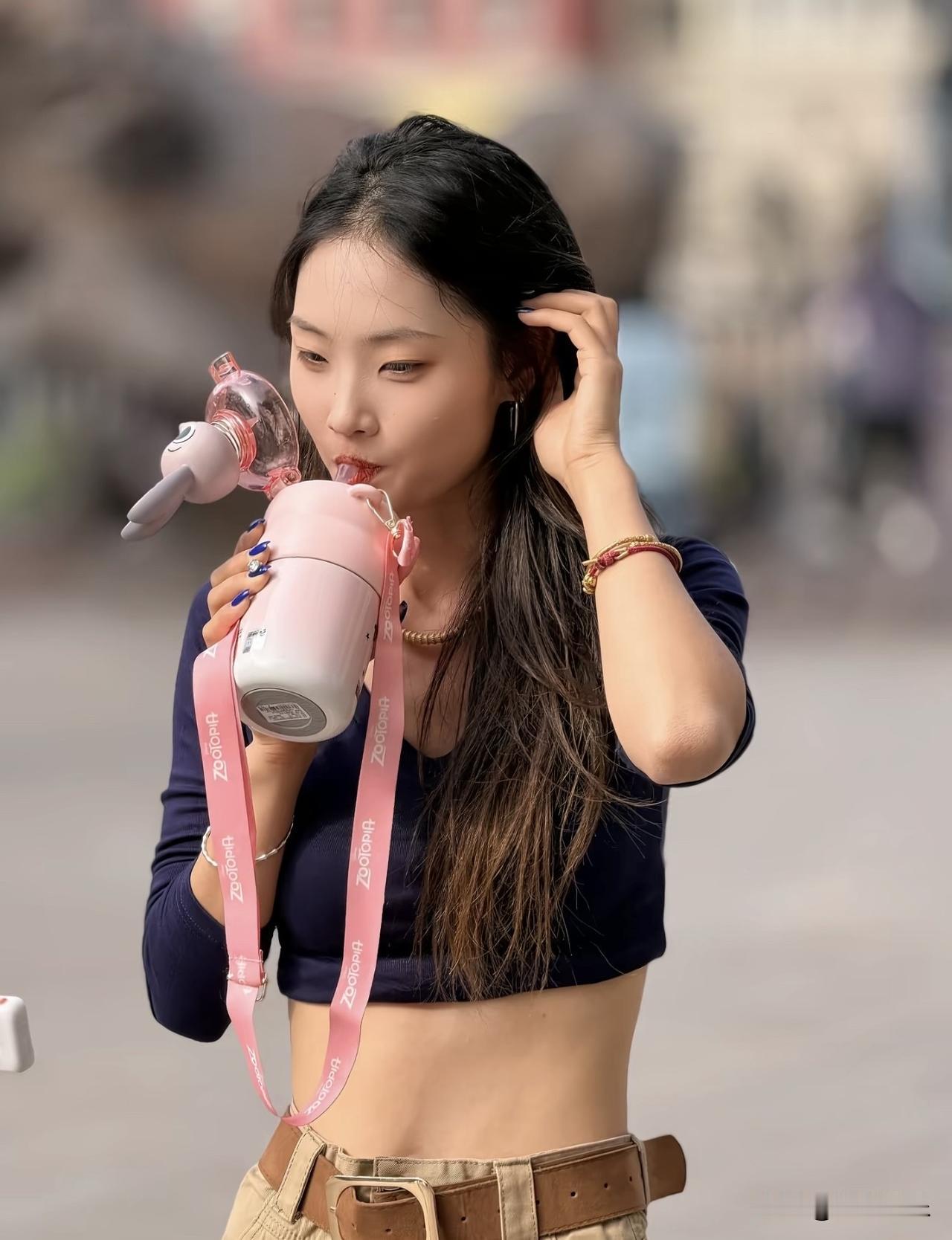 她网名叫李佰万
是郭有才的领舞
看看李老师的肌肉线条，真不愧是练舞蹈的，浑身充满