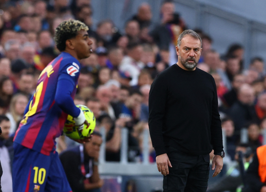 欧冠联赛阶段第6轮，巴萨2-1法兰克福。比赛下半场尾声阶段亚马尔被换下，他显得不