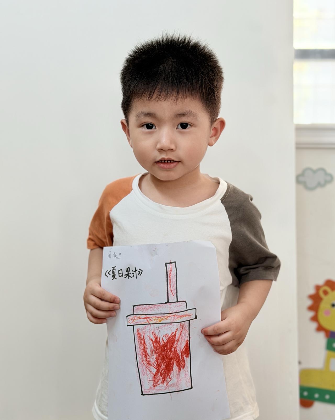 这个小孙子，在幼儿园，老师天天表扬，说他既聪明又懂事。在外面见人都问好，叔叔阿姨