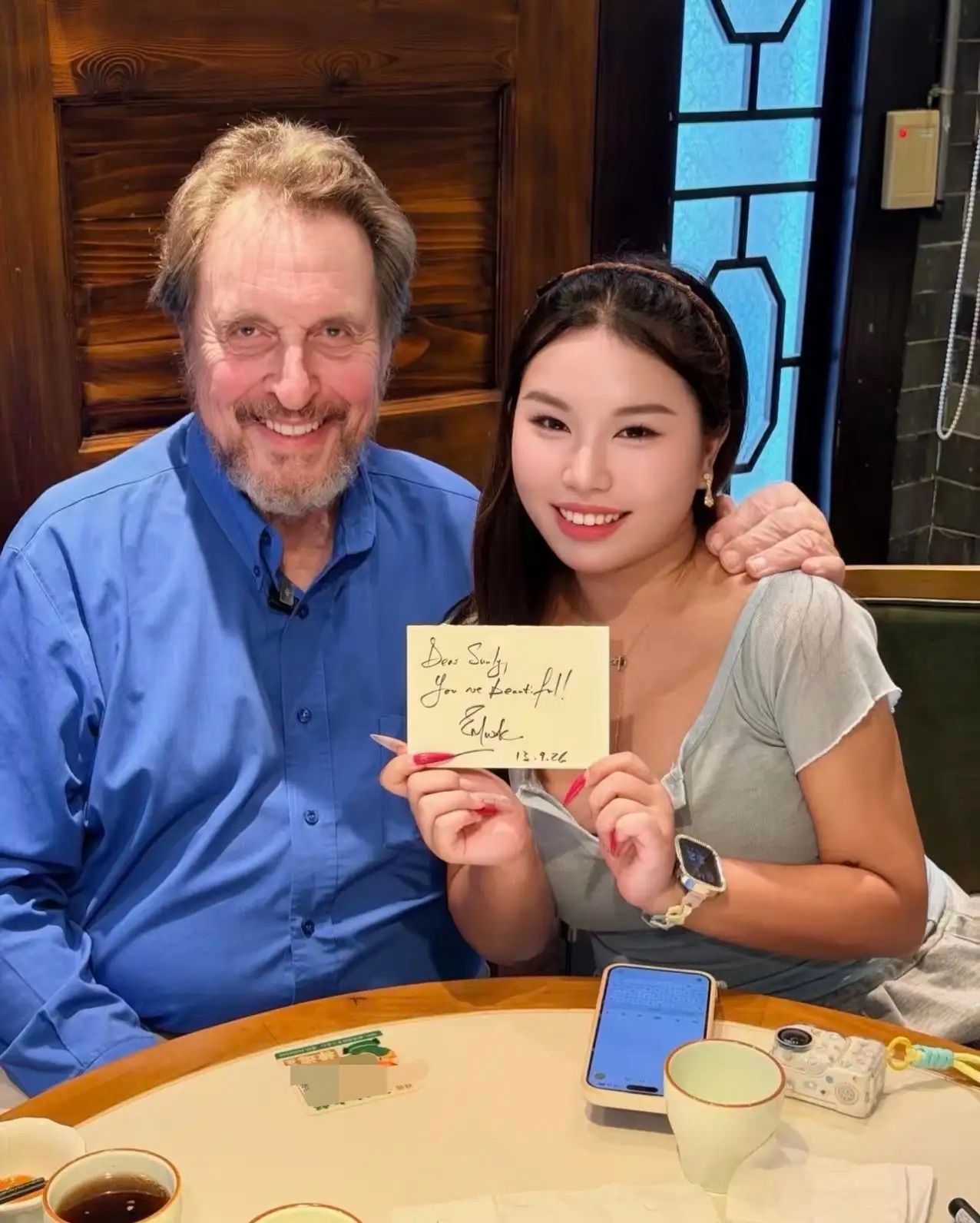 马斯克80岁老父亲现身广东游玩，他在三位美女翻译的陪同下，去吃了广东特色早餐，喝