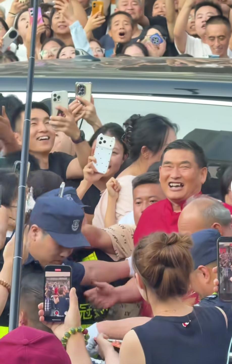 幸亏下车之后有那么多的安保人员一路护送，要不然大衣哥朱之文根本就出不了这些狂热粉