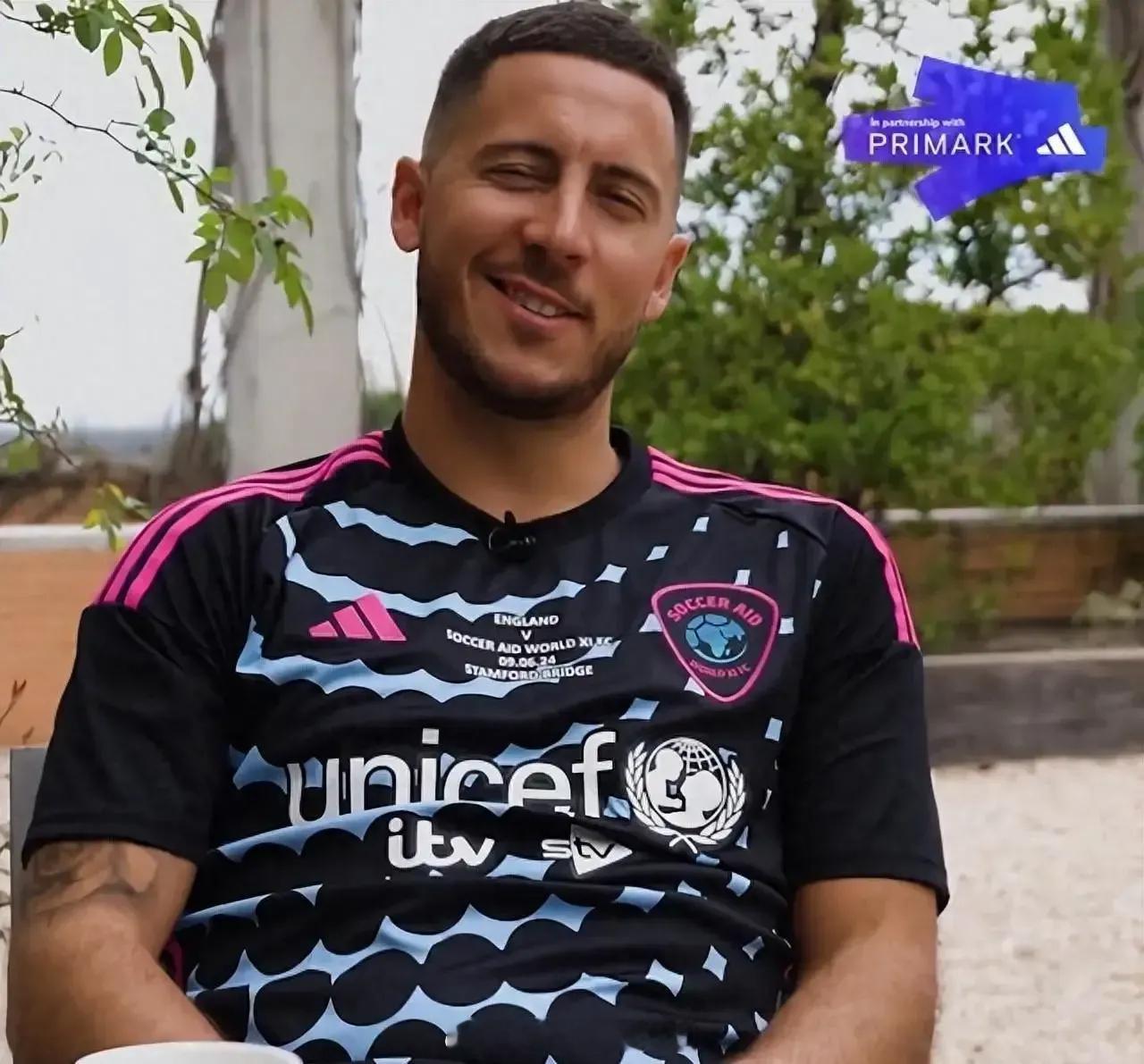 挂靴两年多的阿扎尔最近跑意大利聊了个天，提到C罗他超耿直：“我不想照他的方式生活