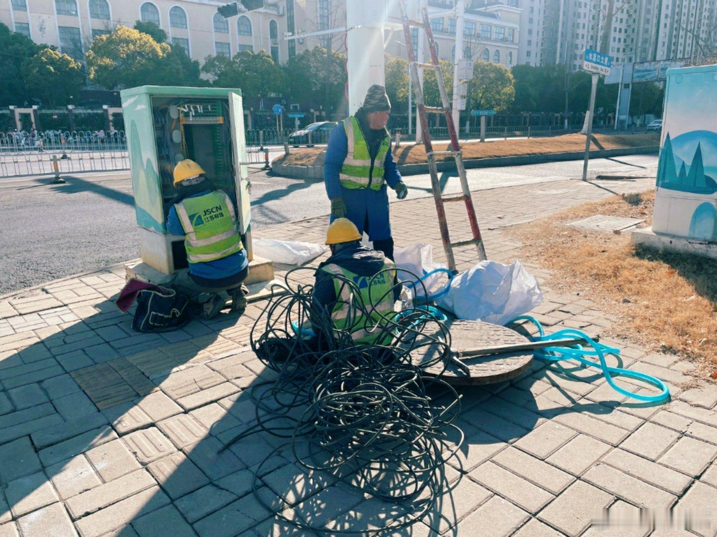 再见2024  为了确保春节期间网络畅通，网络工程维护人员正在忙碌着整理线路排除