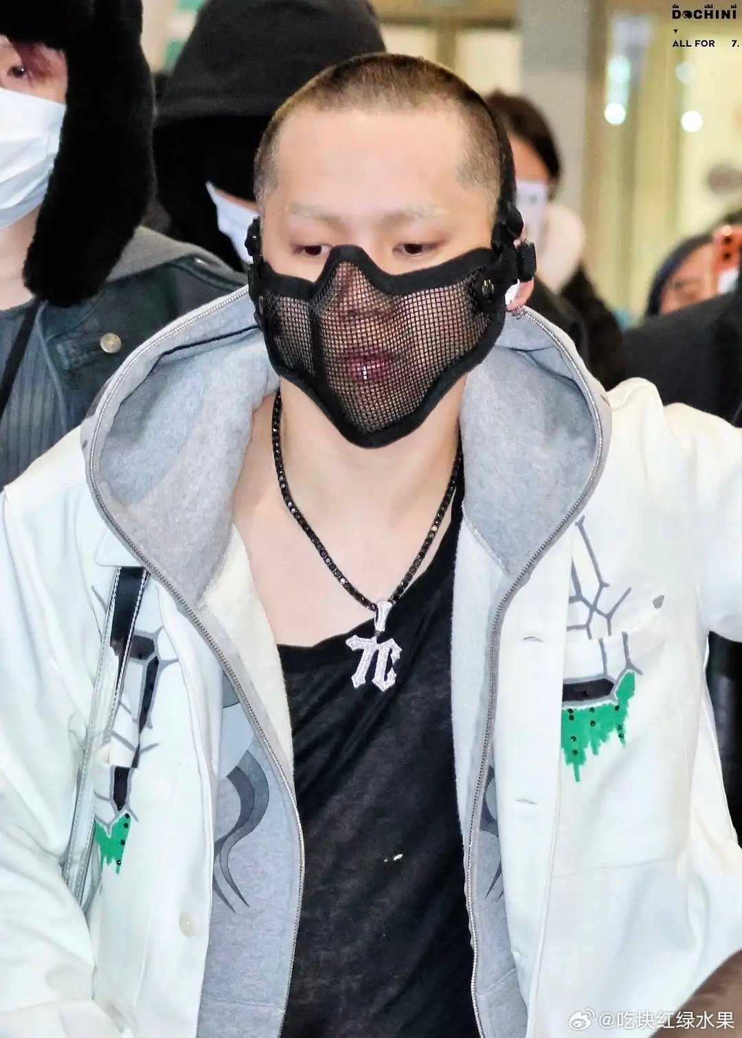 崔玹硕到底咋了 嘴巴里还以为装了个食人猪的止咬器 