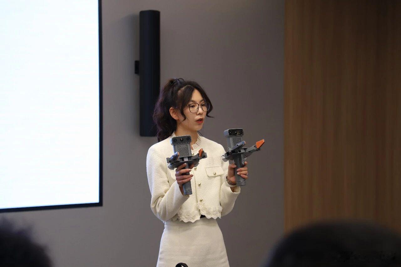 近日，觅蜂科技与同道猎聘集团正式宣布达成合作。双方将整合物理AI数据全链路能力与