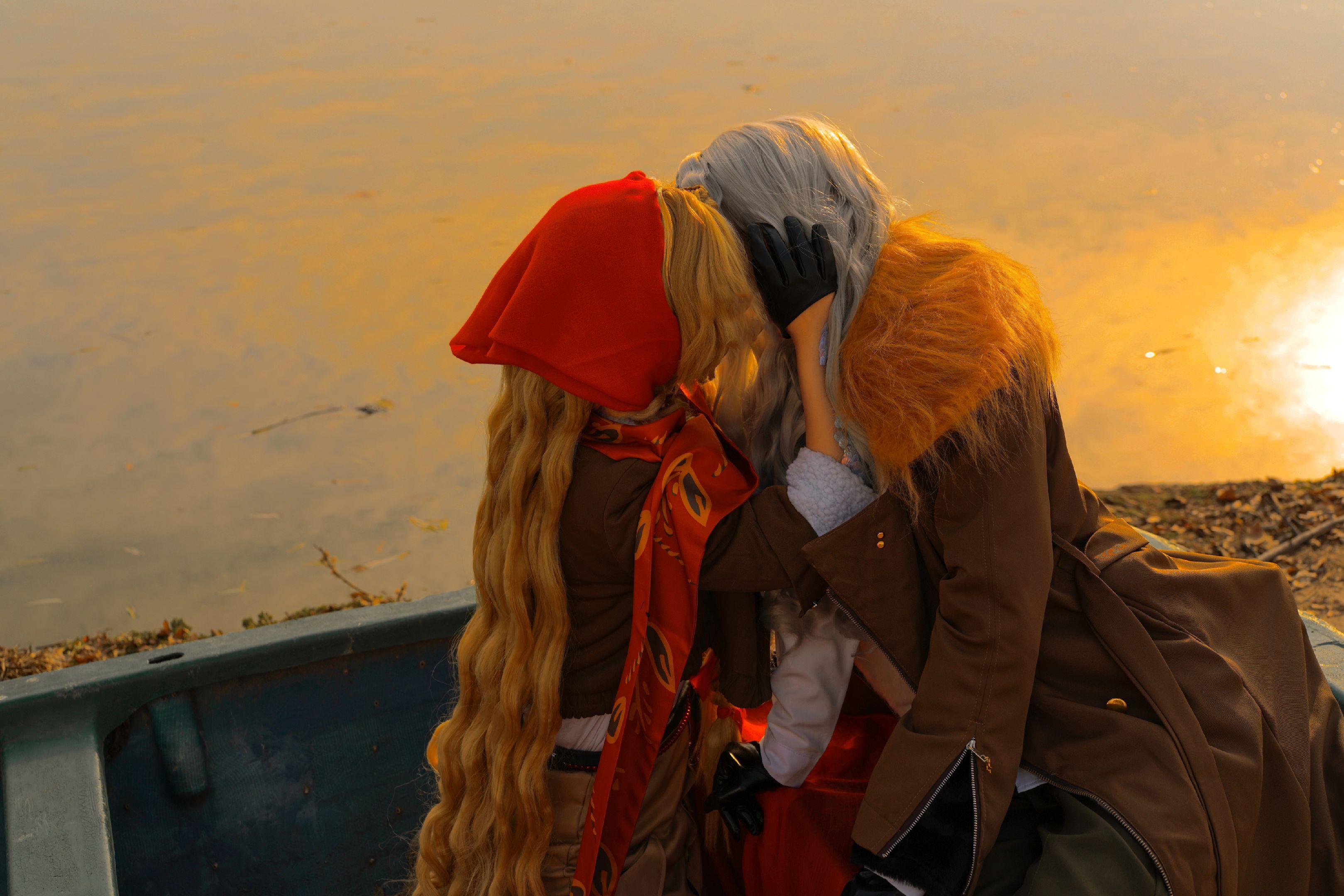 夕阳下，河岸边，你的轮廓被金黄勾勒，情不自禁吻向你，气息与阳光谁更温暖...